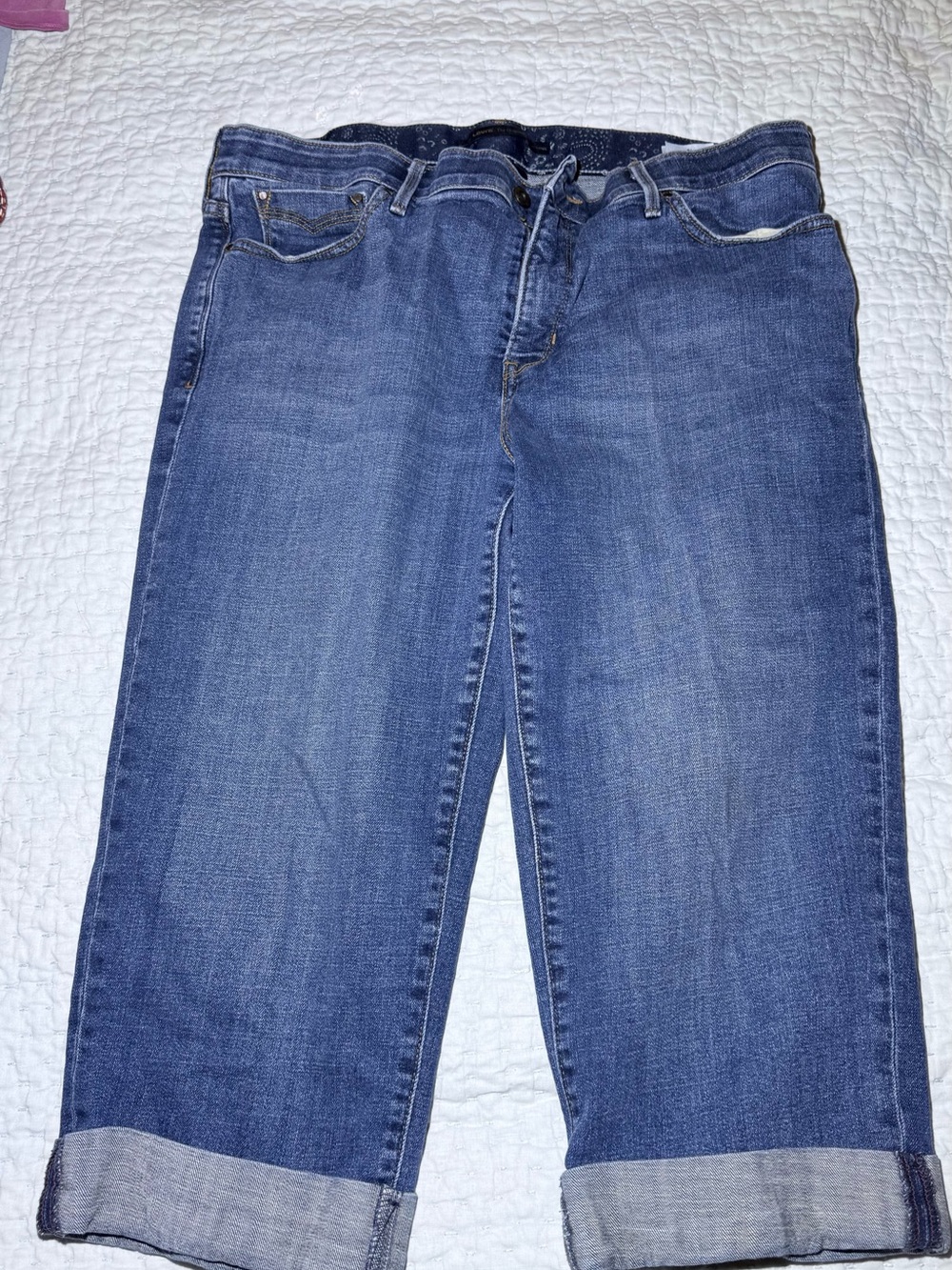 Levi Classic 525 perfect waist Mid-Wash Blue Women's Capri Jeans - Rolled Cuff